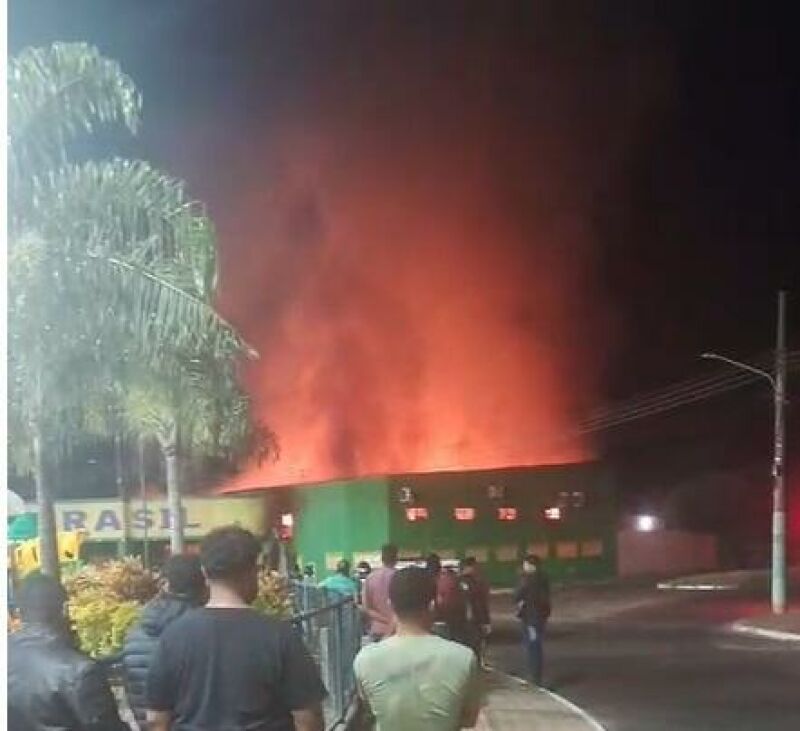 Ilustração da notícia Vídeo: Incêndio de grandes proporções atinge mercado em Paranaíba durante a madrugada